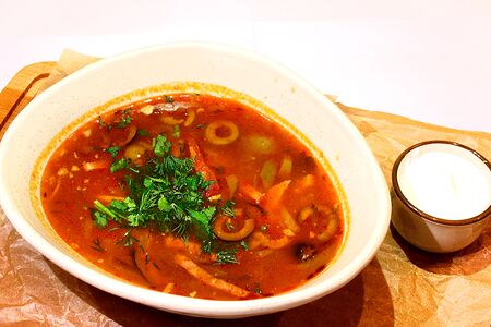 Солянка мясная с копченостями