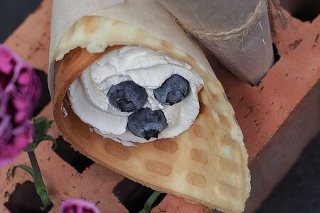 Вафельный рожок со сливками и свежими ягодами