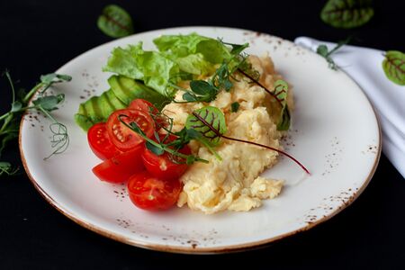 Скрэмбл с томатами и авокадо