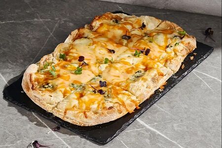 Пицца сырная с пармезаном, дорблю, моцареллой, чеддером