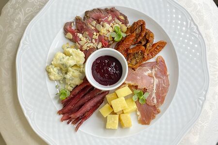 Тарелка закусок под красное вино