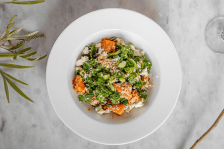 Киноа с тыквой, листьями салата и козьим сыром