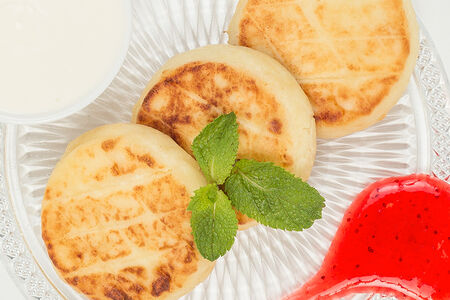 Сырники с вишнёвым соусом