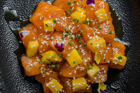 Тартар из лосося, тартар из манго, азиатский соус