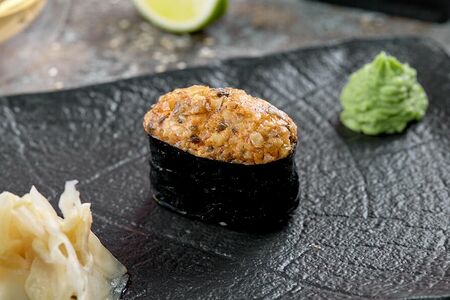 Запеченные суши с угрем