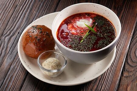 Борщ с салом и пампушкой