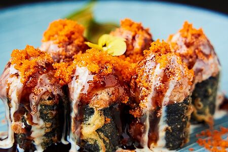 Темпурный ролл с лососем и трюфельной пастой