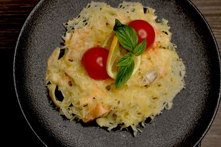 Фетучини с морепродуктами и лососем