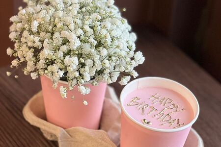 Торт в стакане и цветы