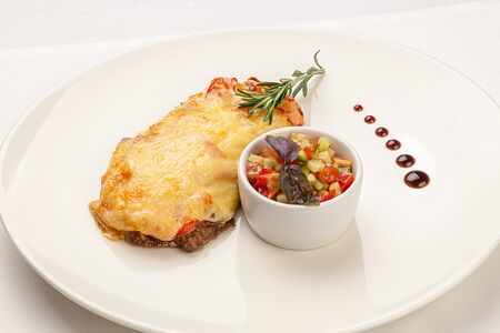 Телятина, запеченная с грибами и томатами под сыром