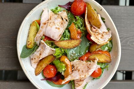 Теплый салат с пастрами из индейки