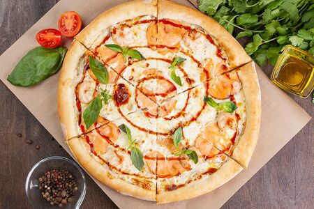 Классическая пицца с лососем и креветками