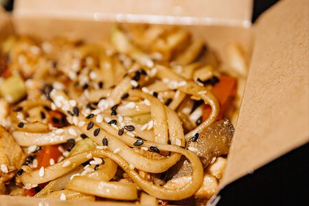 Вок с цыпленком Кунг-Пао