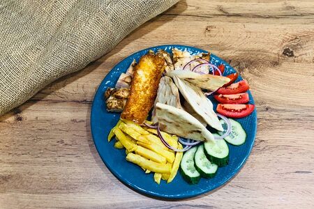 Гирос с сыром халуми на тарелке