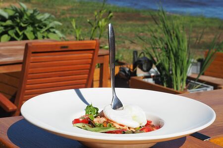 Салат с копченой форелью и яйцом пашот