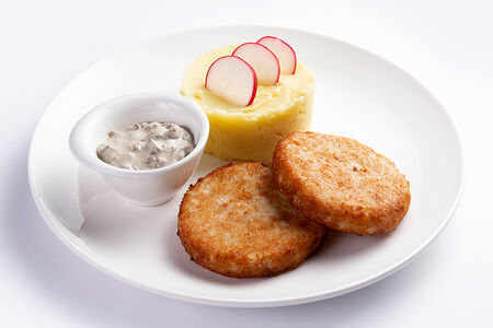 Рыбные котлеты с пюре и грибным соусом