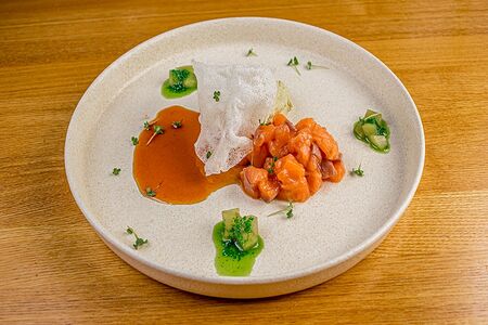 Тартар из лосося с муссом авокадо и тайским винегретом