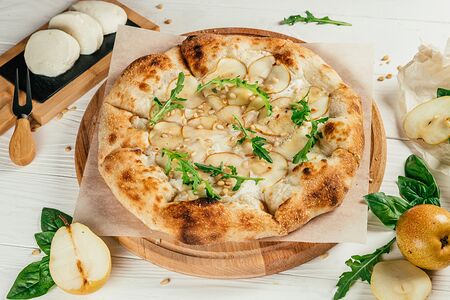 Пицца Горгонзола с грушей классическая