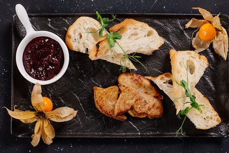 Фуа-гра с вишневым соусом