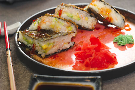 Сэндвич с креветкой, авокадо и тайским соусом