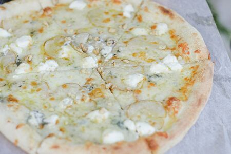 Пицца с горгонзолой и грушей