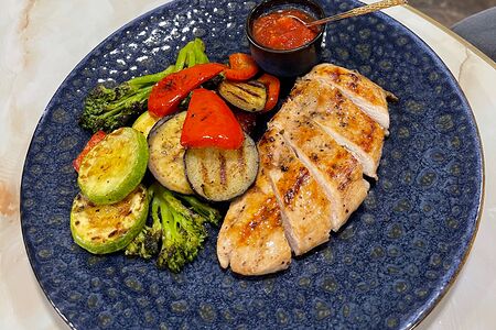 Куриное филе с овощами гриль