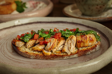 Брускетта с курицей