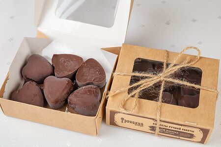 Конфеты из молочного шоколада с фиником