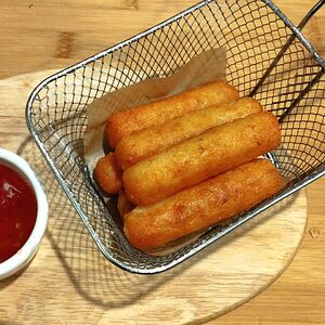 Палочки из копченого cулугуни фри