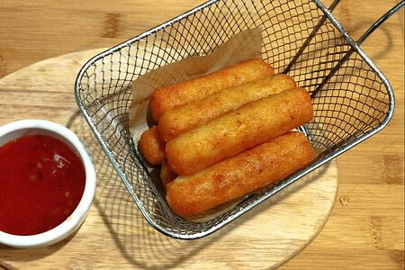 Палочки из копченого cулугуни фри