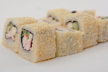 Ролл Калифорния в кунжуте