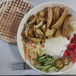 Шаверма из куры на тарелке