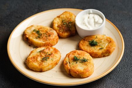 Картофельники с мясом и сметаной