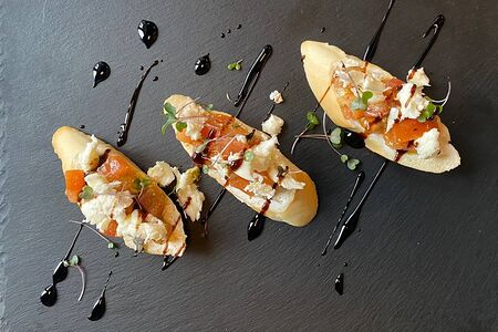 Пинчос с томатами и моцареллой