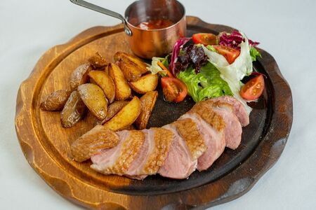 Утиная грудка с молодым картофелем и томатом