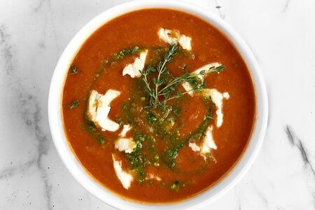 Суп Холодный томатный с сыром моцарелла и песто из базилика