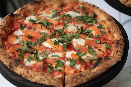 Пицца с копченым лососем
