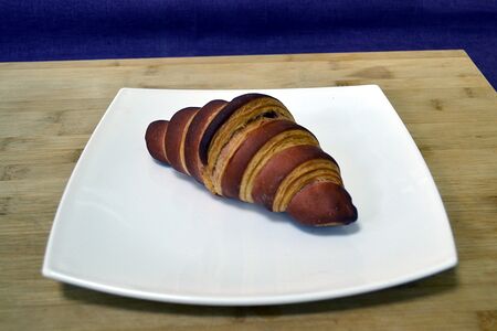 Круассан с черничным джемом