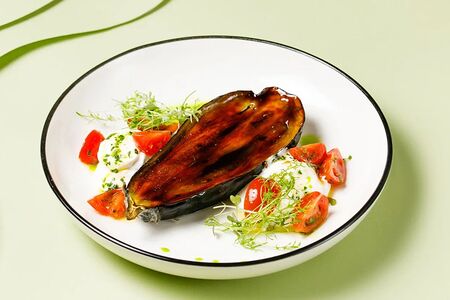 Запечённый баклажан с творожным сыром и маринованными томатами