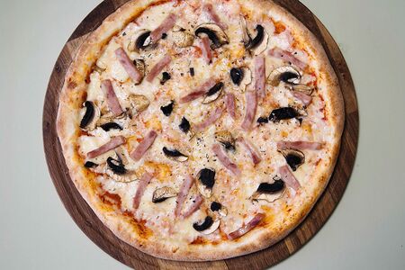 Пицца с ветчиной и грибами