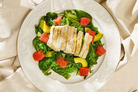 Свежий микс листьев салата, кальмар, авокадо, грейпфрут