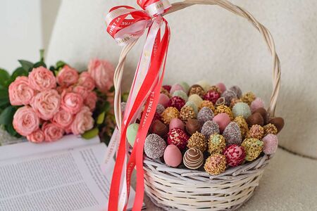 Корзина с клубникой в шоколаде Луара