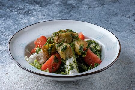 Салат с жареными баклажанами и мягким сыром