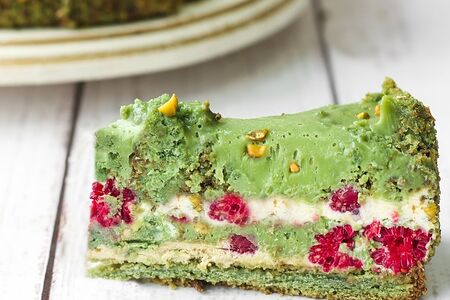 Фисташковый торт с малиной