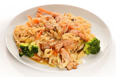 Лапша вок с курицей и соусом сладкий чили