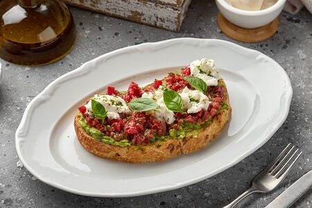 Брускетта с гуакамоле, страчателлой и томатами конкассе