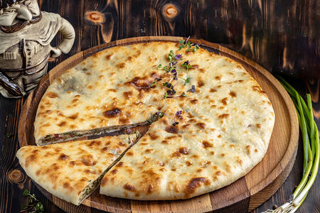 Пирог с листьями свеклы и осетинским сыром, большой