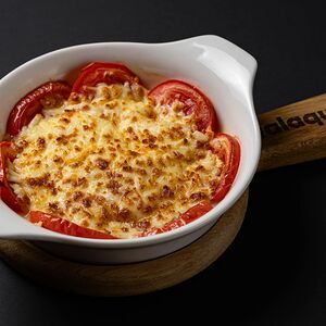 Сулугуни, запеченный с помидорами