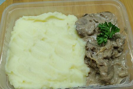 Картофельное пюре с куриной печенью в сметанном соусе