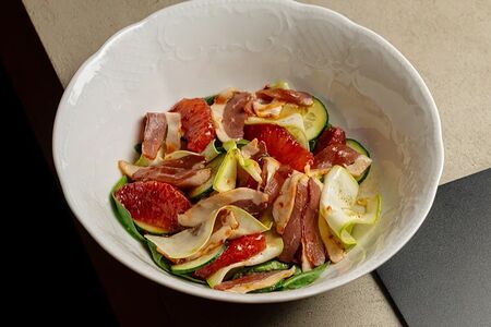 Салат с копченой утиной грудкой